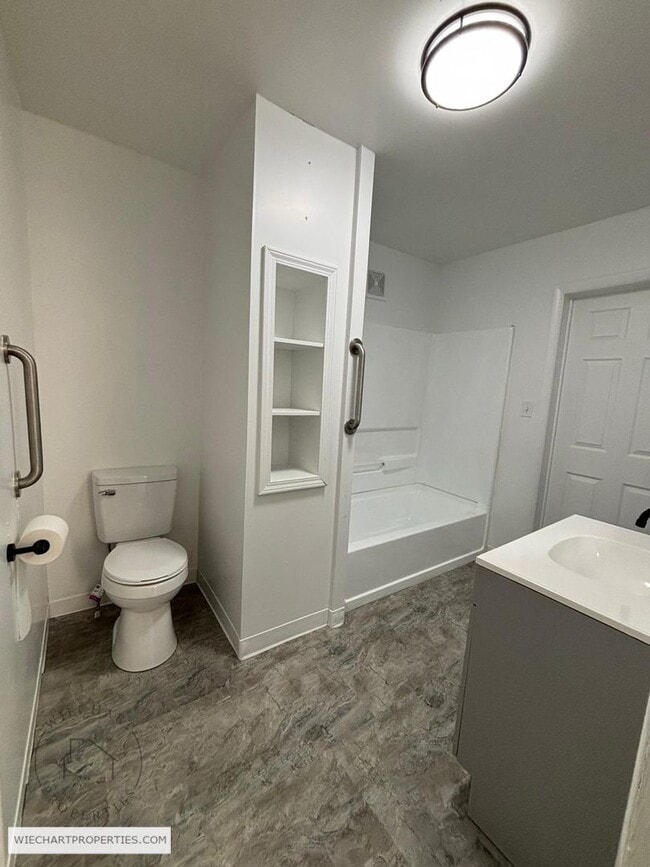 Building Photo - 933 1/2-933 1/2 W Wayne St