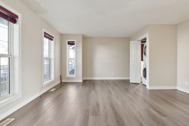 Building Photo - 20 Taralake Rd NE