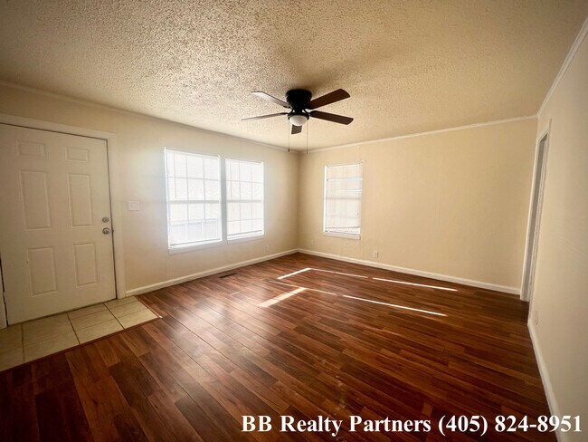 Foto del edificio - 6721 E 5th St