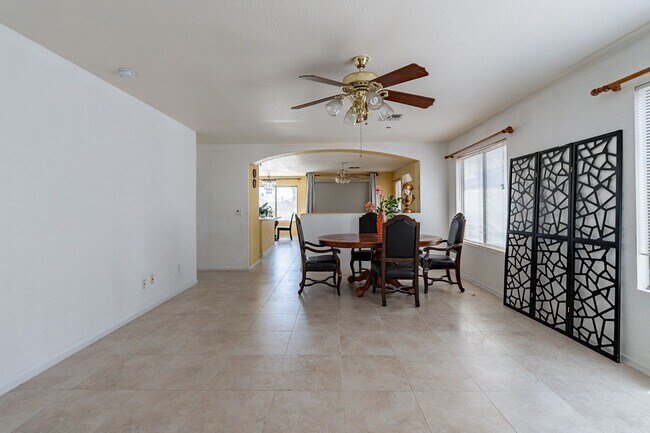 Foto del edificio - Modern Peoria Retreat: 3 Beds, Solar Panel...