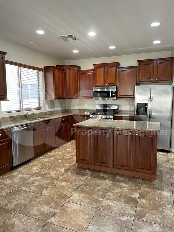 Building Photo - 1274 W Varese Way