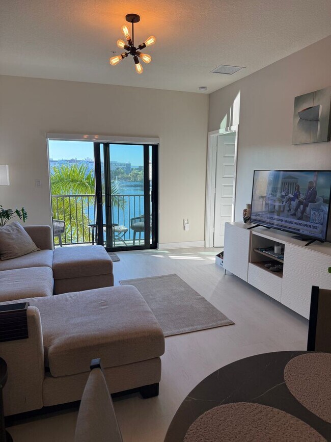 Foto del edificio - Premium Lake-View URBANA Residence Steps from Downtown Doral