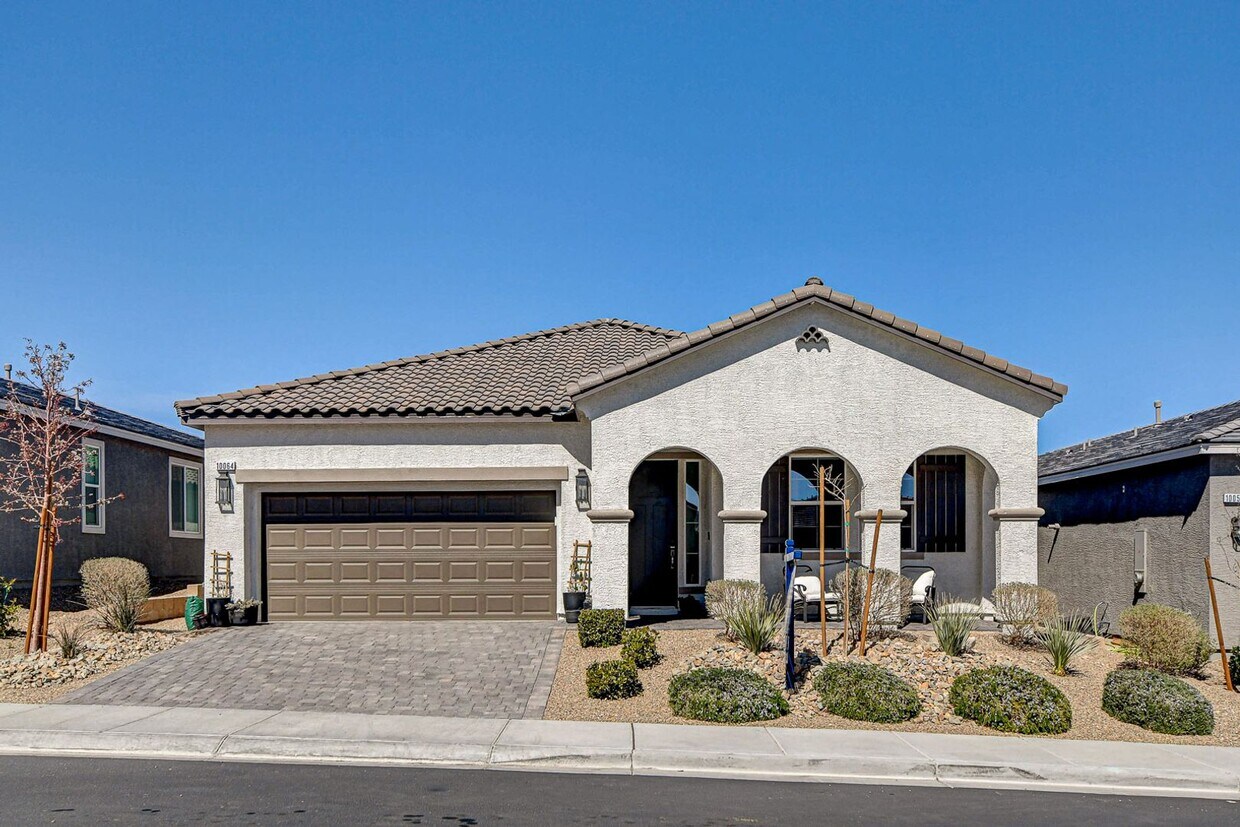 Primary Photo - BEAUTIFUL 3 BED 2 BATH IN GATED MOUNTAINS ...