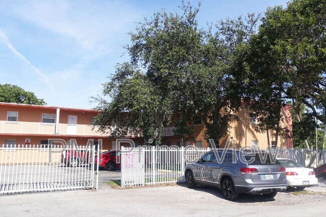 Foto del edificio - 1245 W 24th St