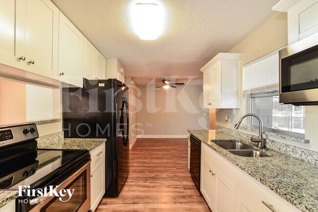 Foto del edificio - 561 Hibiscus Rd