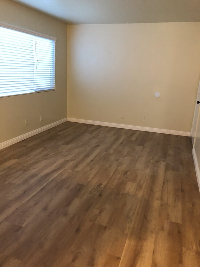 Large Living room with wood laminate flooring. - 9226 Palm St