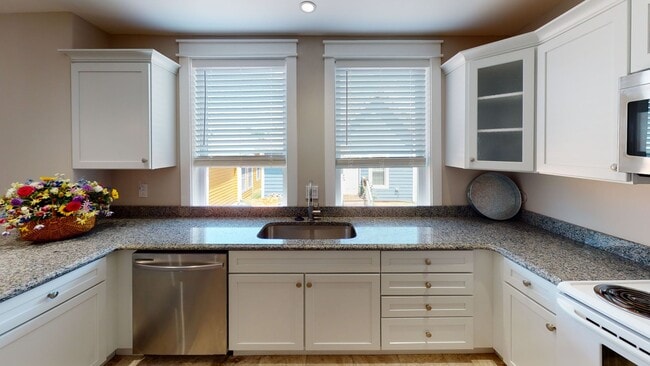 Building Photo - 7BR/4BA Fort Sanders Home | Walk to UTK | ...