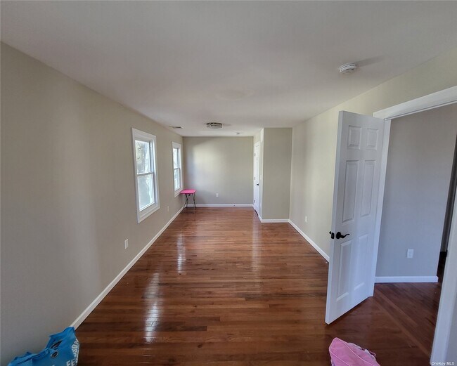 Foto del edificio - 74 Meadowbrook Rd