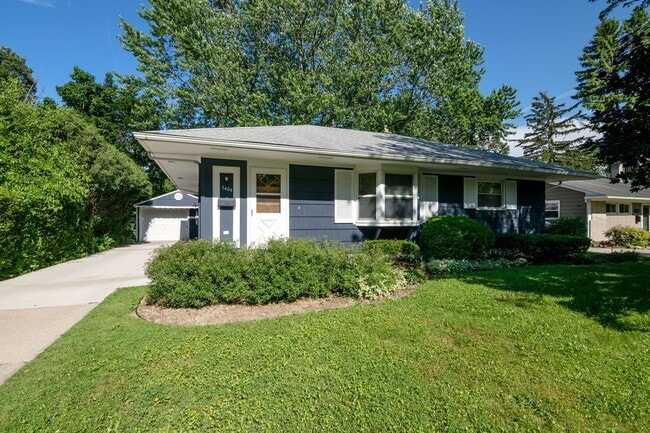 Building Photo - 1404 Saunders Crescent