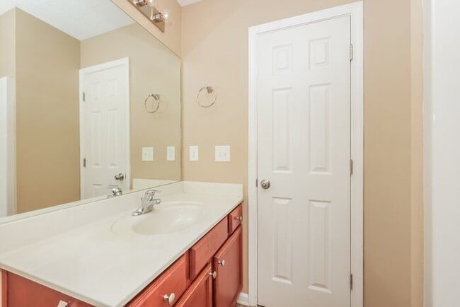 Building Photo - 305 Sarna Dr