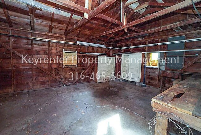 Building Photo - Cute 2 bedroom house on large lot with easy highway access!