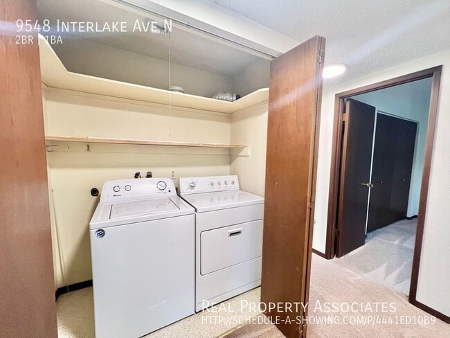 Building Photo - Great Natural Light! Large 2 Bedroom in Du...