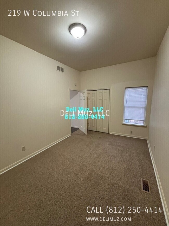 Foto del edificio - 219 W Columbia St