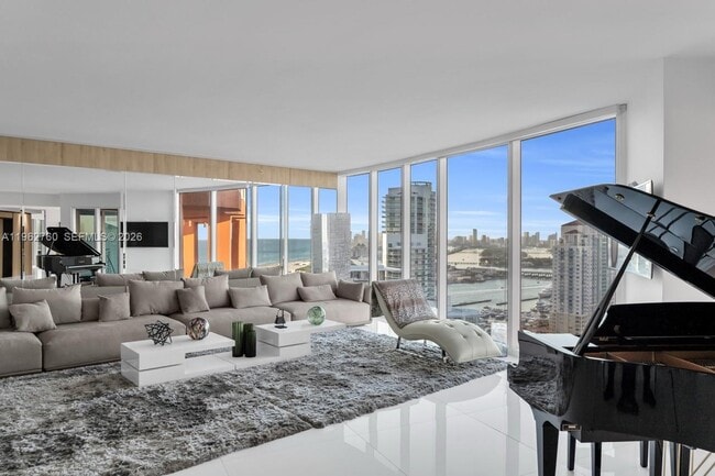 Building Photo - 300 S Pointe Dr