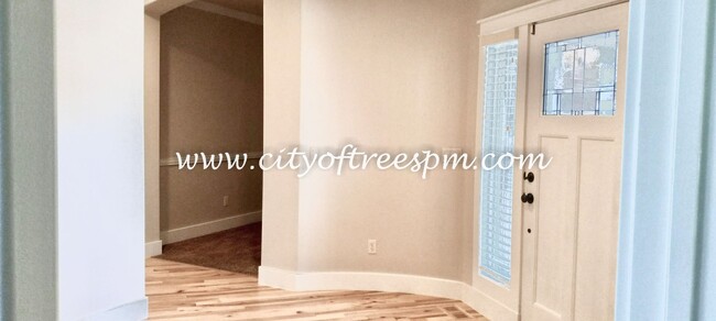 Building Photo - Beautiful 5 bed 2 1/2 bath home located in...