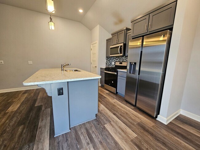 Building Photo - (3) Bed/(2) Bath in Trailwoods Addition Avail NOW!