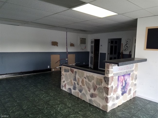 Building Photo - 2702 US Highway 41 S