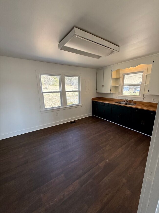 Building Photo - 3 Bed/2 Bath House with LARGE Front and Back Yard