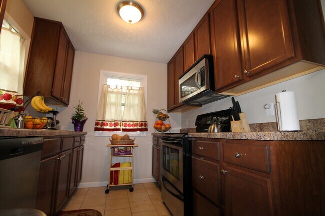 Foto del edificio - Nice 4 Bedroom Home!  Finished Basement! A...