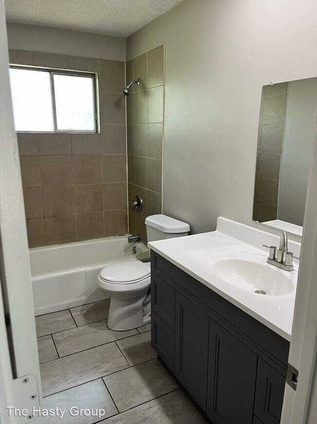 Building Photo - 3 br, 1.5 bath House - 10401 Sycamore Avenue