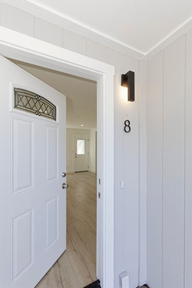 Building Photo - 1st Month free Rent !