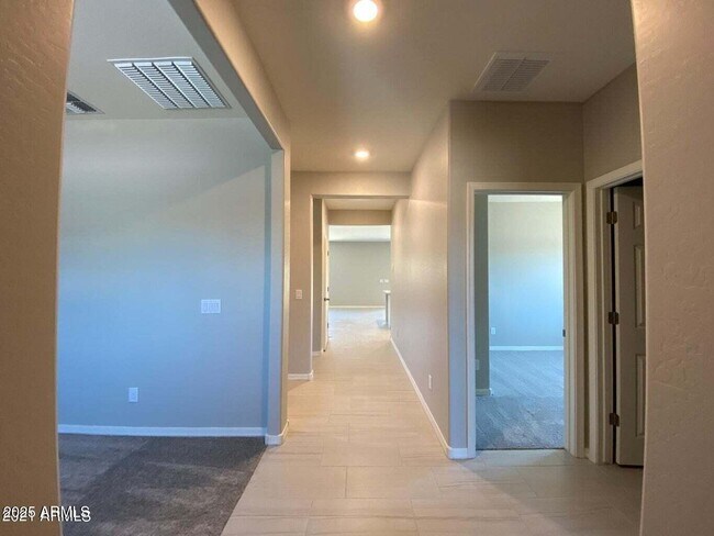 Building Photo - 303 E Montego Dr