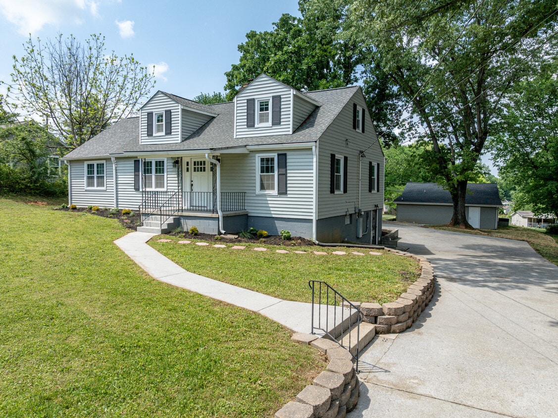 Primary Photo - 2208 Sanderson Rd