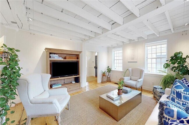 Building Photo - 43 Elm St