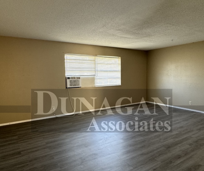 Building Photo - 2 bedroom 1 bath apartment