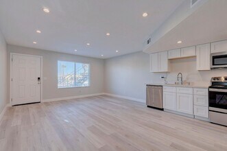 Building Photo - 471 Rexford Dr