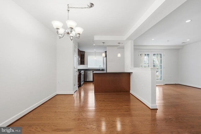 Building Photo - 4167 S Four Mile Run Dr