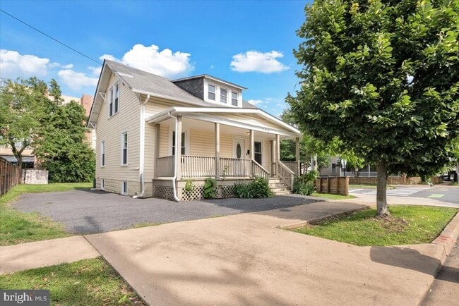 Building Photo - 703 N Barton St