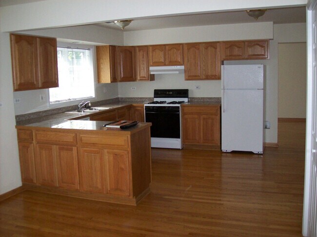 Building Photo - 647 S Hough St