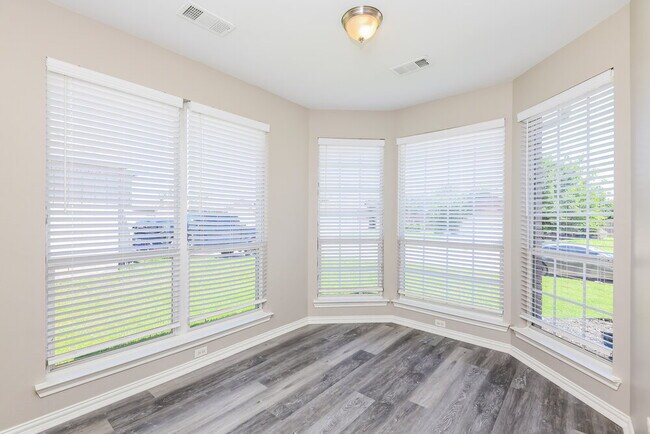 Building Photo - 10505 Big Oak Dr