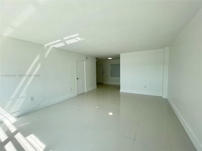 Foto del edificio - 220 Kings Point Dr