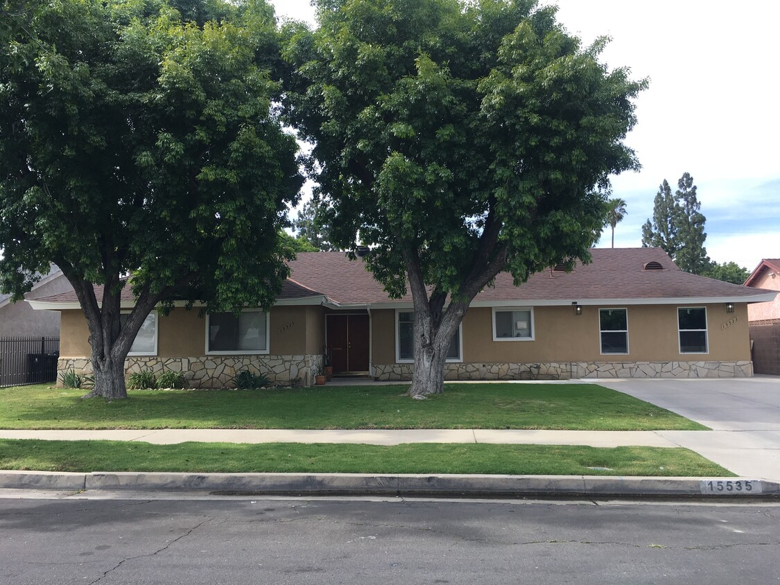 15533 Superior St., North Hills, CA 91324 Townhome Rentals in North