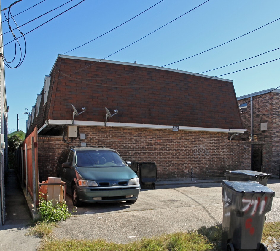 Building Photo - 707 Gallier St