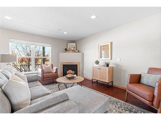 Foto del edificio - Beautiful Townhome for Rent in Prestigious...