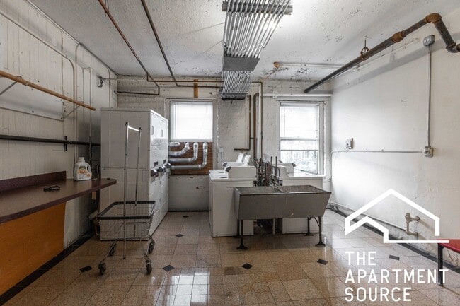 Building Photo - 4631 N Paulina St