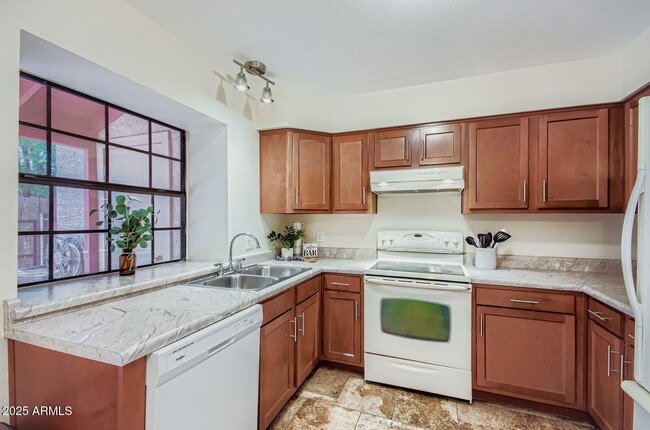 Building Photo - 4901 E Kelton Ln