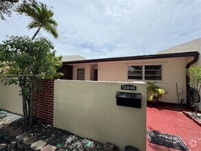 Building Photo - 13846 Kendale Lakes Dr