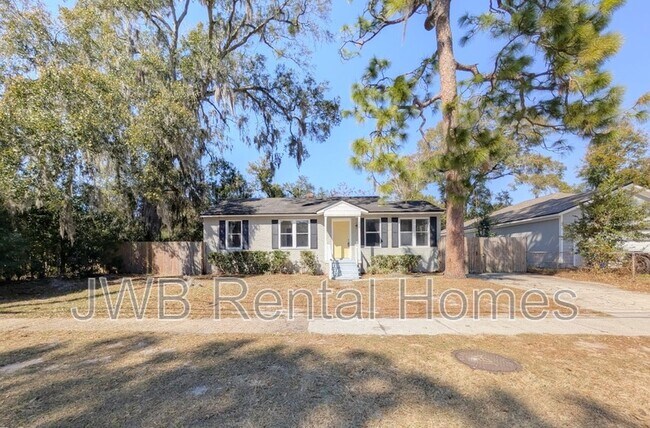 Foto del edificio - 1049 Lake Forest Blvd