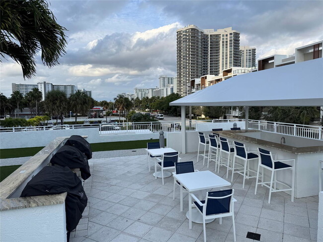 Foto del edificio - 3015 N Ocean Blvd