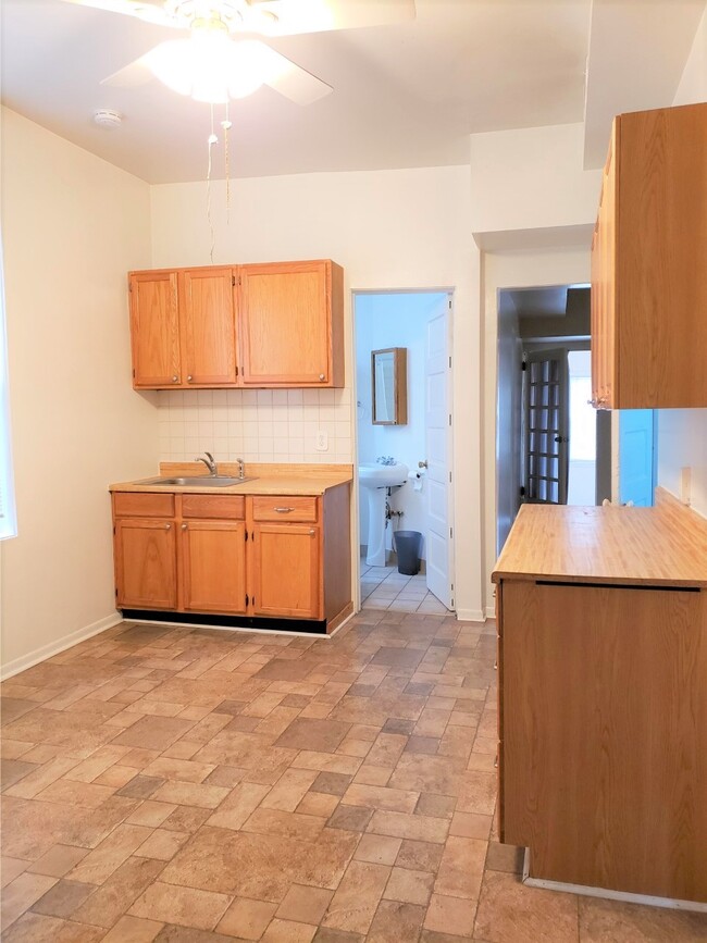 Building Photo - 1441 W Flournoy St