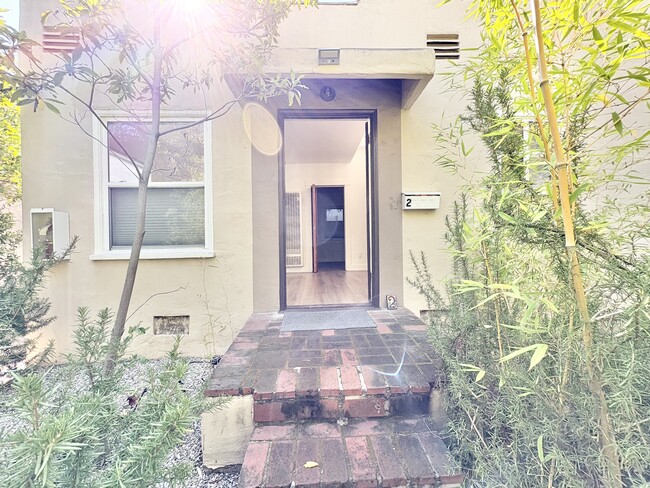 Building Photo - 2816 Arizona Ave