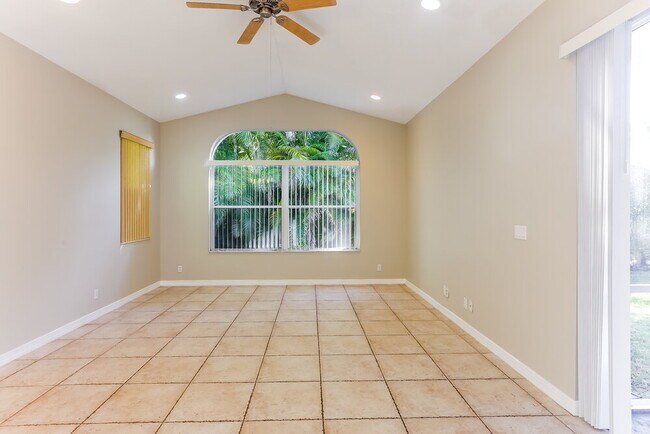 Foto del edificio - 12020 Glenmore Dr