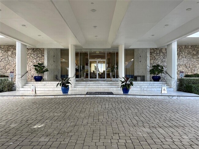 Building Photo - 6917 Collins Ave