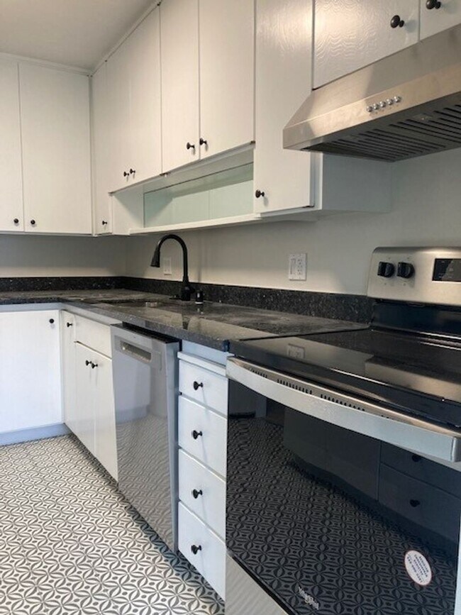 Foto del edificio - Updated extra large one bedroom at Woodlake