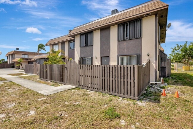 Building Photo - 2110 Sherwood Forest Blvd
