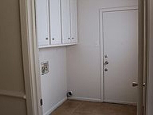 Foto del edificio - JANUARY MOVE IN! Cute 3 Bedroom 1.5 Bath H...